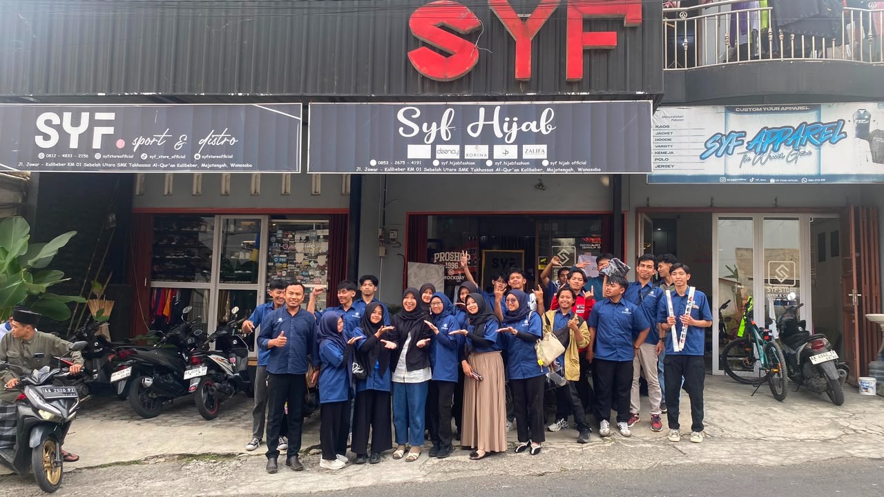 Peserta Program PKW Desain Grafis LKP BINNUS Wonosobo berfoto bersama di depan toko SYF Store, Mojotengah, Wonosobo, Kamis (16/7/2026). (Foto: Dok. LKP BINNUS)
