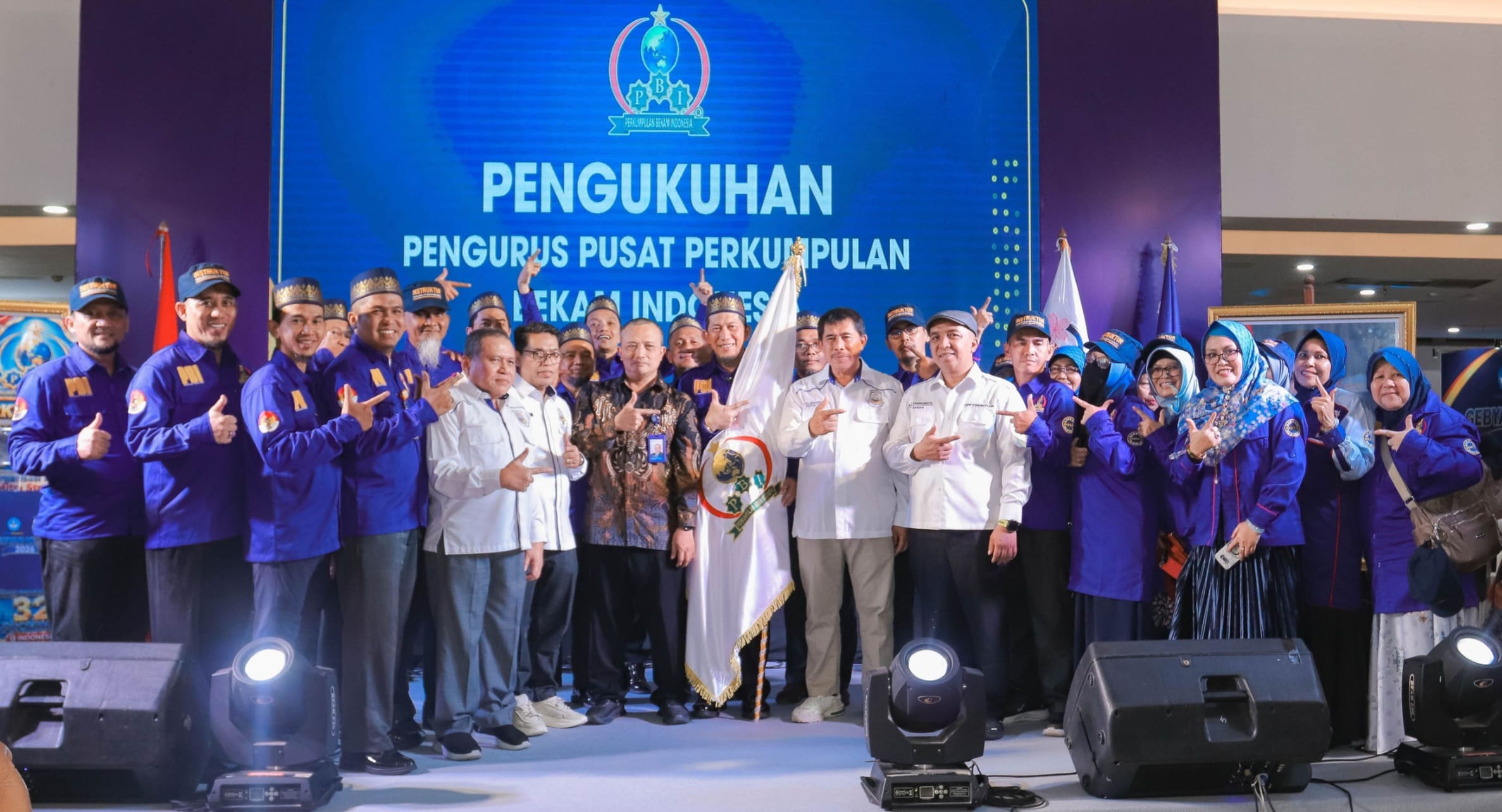 Direktur Kursus dan Pelatihan Kemendikdasmen, Yaya Sutarya (tengah, mengenakan batik), didampingi Ketua Umum Asosiasi Profesi, Ali Badaruddin, serta Ketua Umum Forum PLKP, Zoelkifli M. Adam, mengukuhkan Pengurus Pusat Perkumpulan Bekam Indonesia (PBI) dalam ajang Gebyar Kursus di Plaza Festival, Jakarta, Sabtu (29/8/2026). (Foto: Dok. Tim Media Forum PLKP)