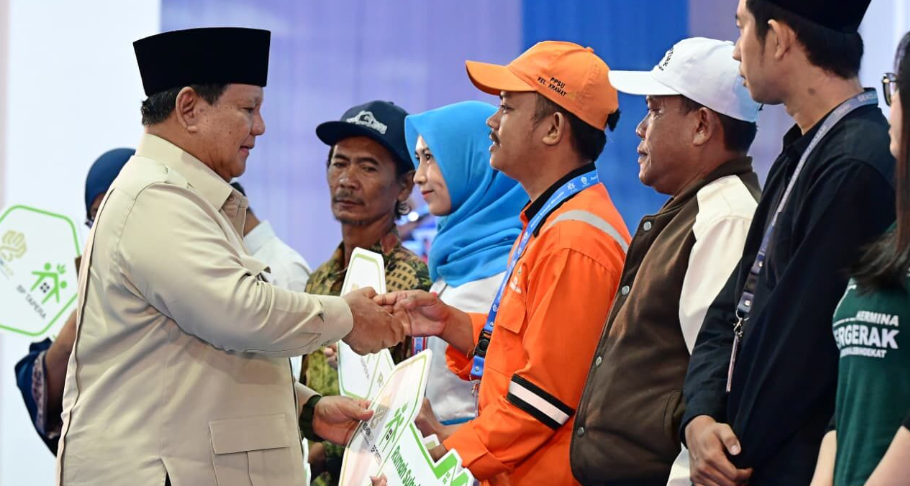 Presiden Prabowo Subianto meresmikan akad massal 26 Ribu KPR FLPP sekaligus serah terima kunci rumah yang digelar secara hybrid dan dipusatkan di Pesona Kahuripan 10, Cileungsi, Kabupaten Bogor, pada Senin, 29 September 2025. Foto: Dok BPMI Setpres/Muchlis Jr