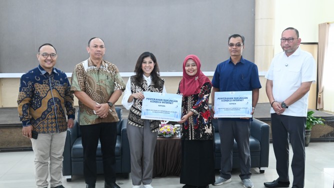 Menteri Komunikasi dan Digital, Meutya Hafid saat penyerahan bantuan layanan internet cepat bagi dua Sekolah Rakyat (SR) di Daerah Istimewa Yogyakarta, Sabtu (28/06/2025). Foto: infopublik.id