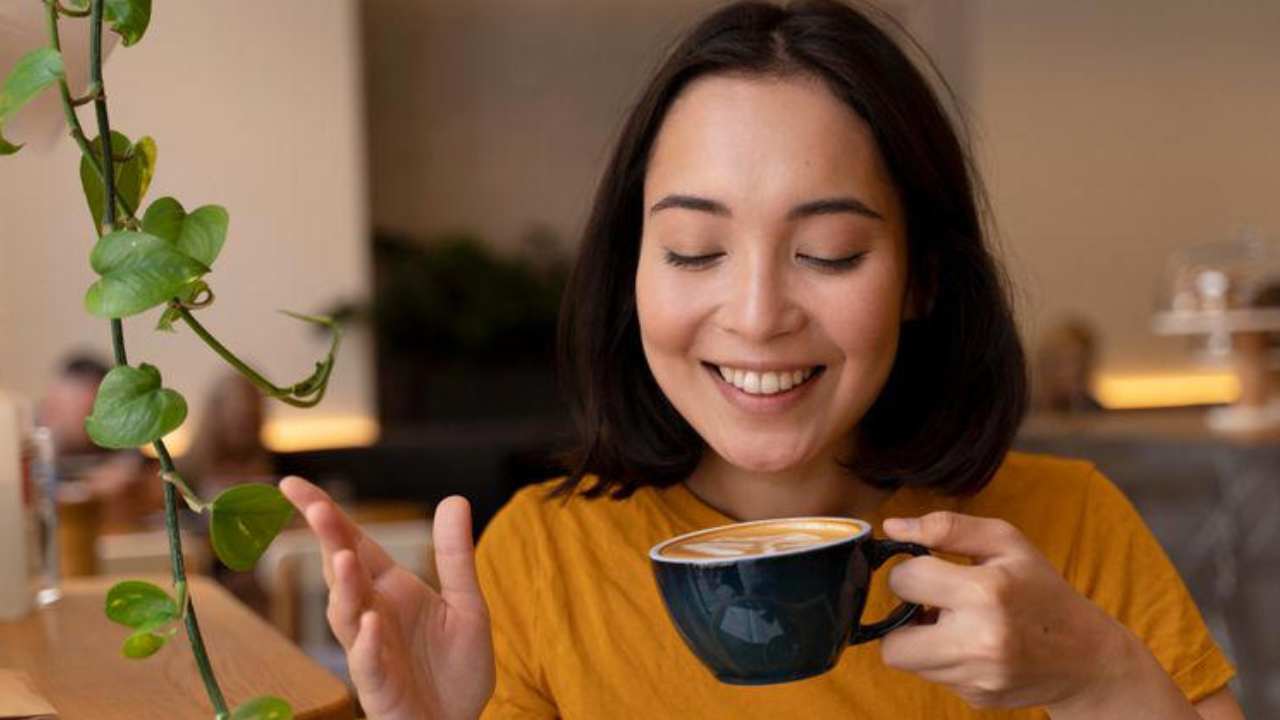 Ilustrasi wanita sedang menikmati secangkir kopi. Foto: dok. freepik/ Freepik