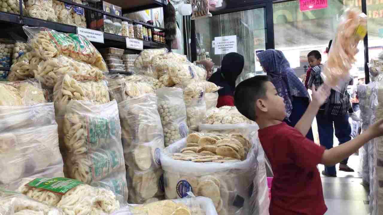 Berkah Arus Balik Lebaran, Kemplang dan Kerupuk Palembang serta Ogan Ilir Jadi Primadona Oleh-oleh Pemudik. Foto: dok. detikcom