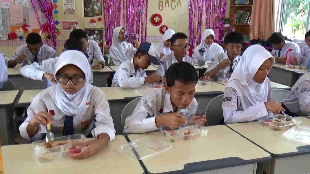 Berkah Ramadan di Palembang,  Makan Bergizi Gratis Tetap Berjalan, Tambah Takjil Manis untuk Berbuka Puasa Siswa. Foto: dok. PAL TV