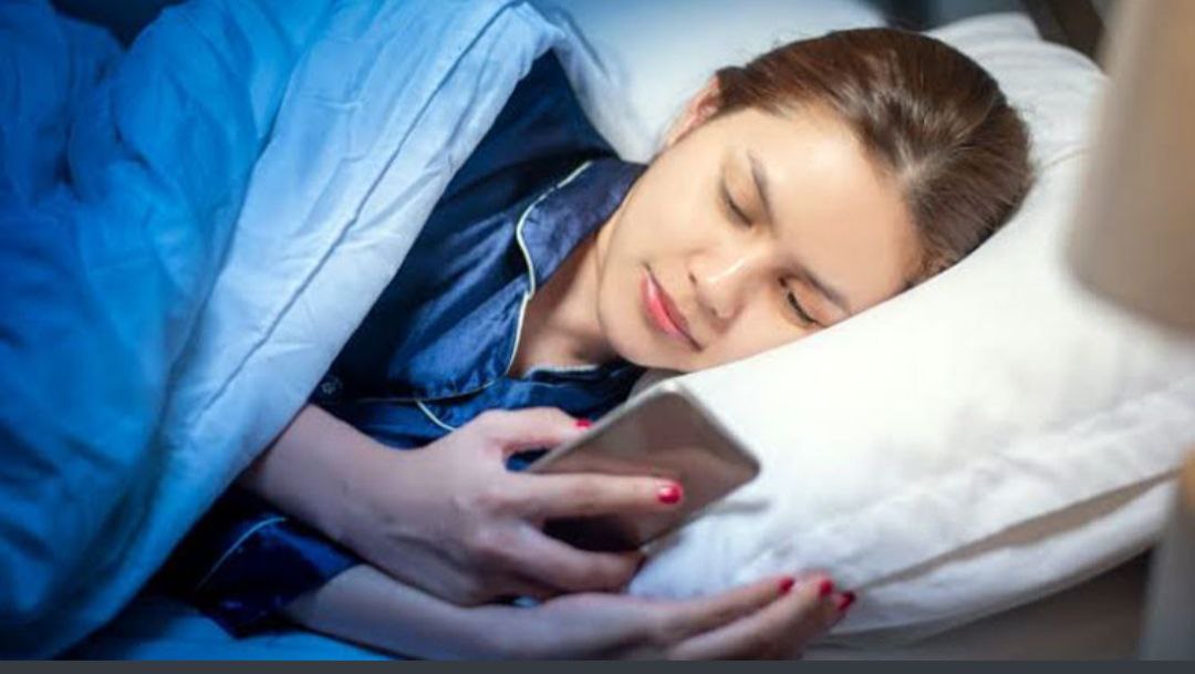 Ilustrasi  Bermain Gadget Sebelum Tidur. Sumber : halodoc.com