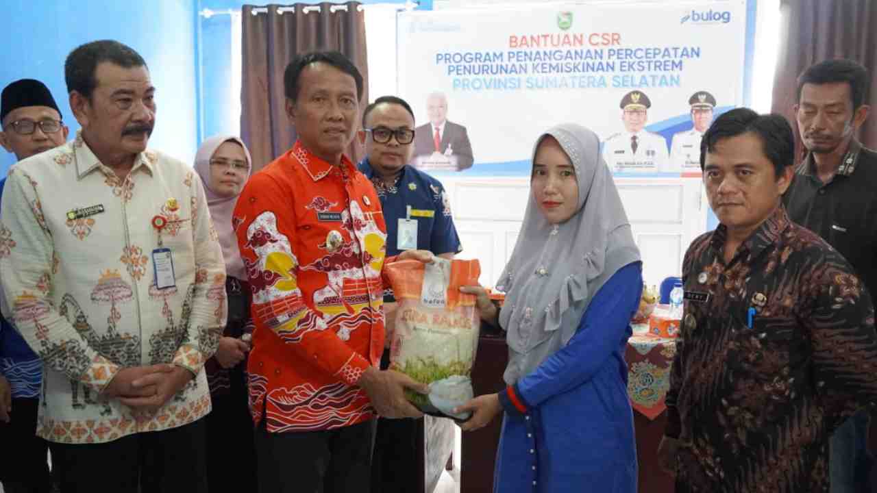 Pemkab OKI dan Swasta Salurkan Bansos di Kelurahan Kedaton, Kayuagung. Sumber: Dokumentasi Diskominfo OKI.