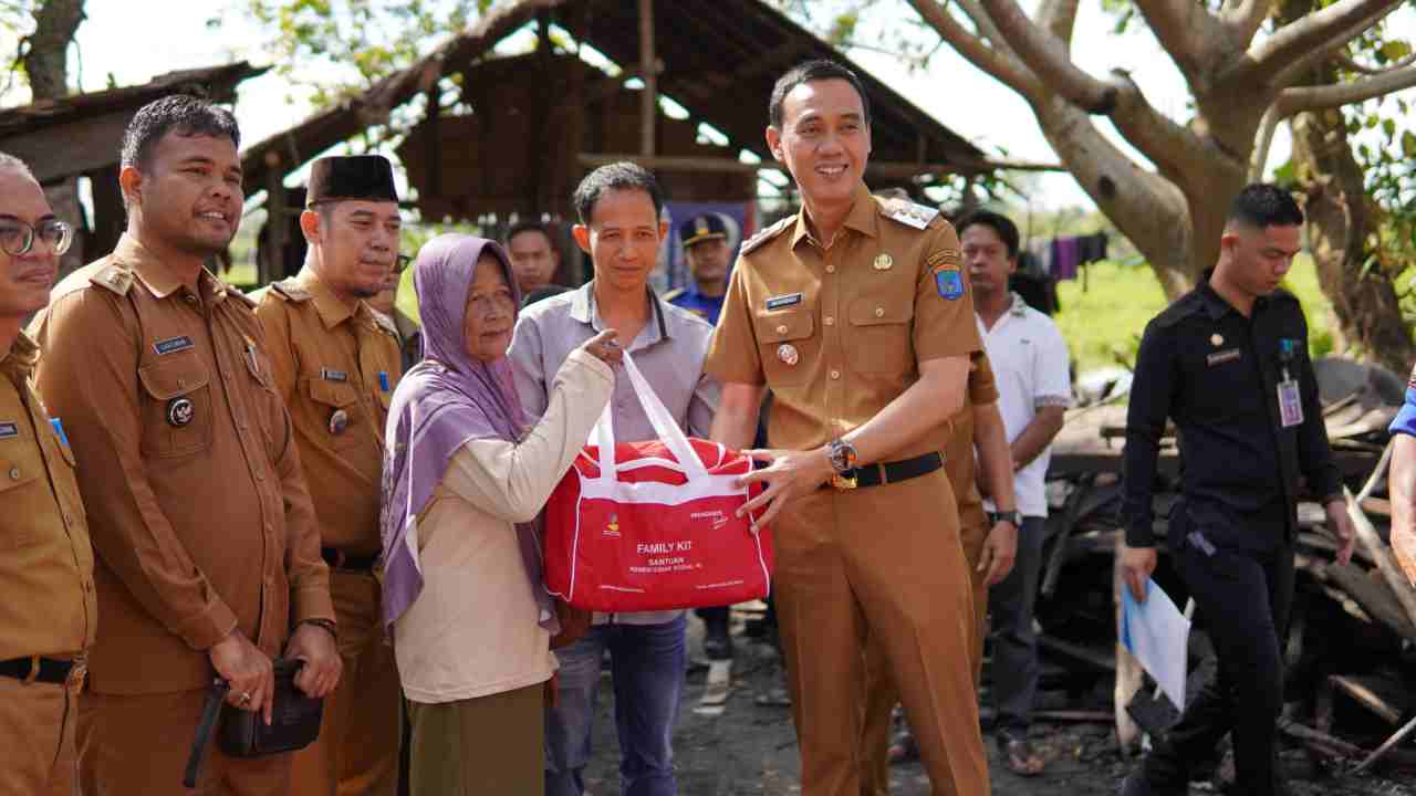 Bupati Muchendi Serahkan Santunan Korban Kebakaran Desa Celikah. Foto: dok. Diskominfo OKI