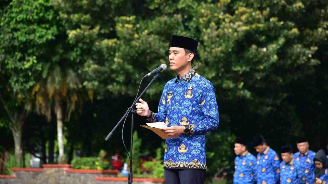 Bupati Muchendi saat menjadi pembina Apel bulan Pemkab OKI yang berlangsung di Halaman Kantor Bupati OKI, Kamis (17/4/25). Foto: dok. Diskominfo OKI