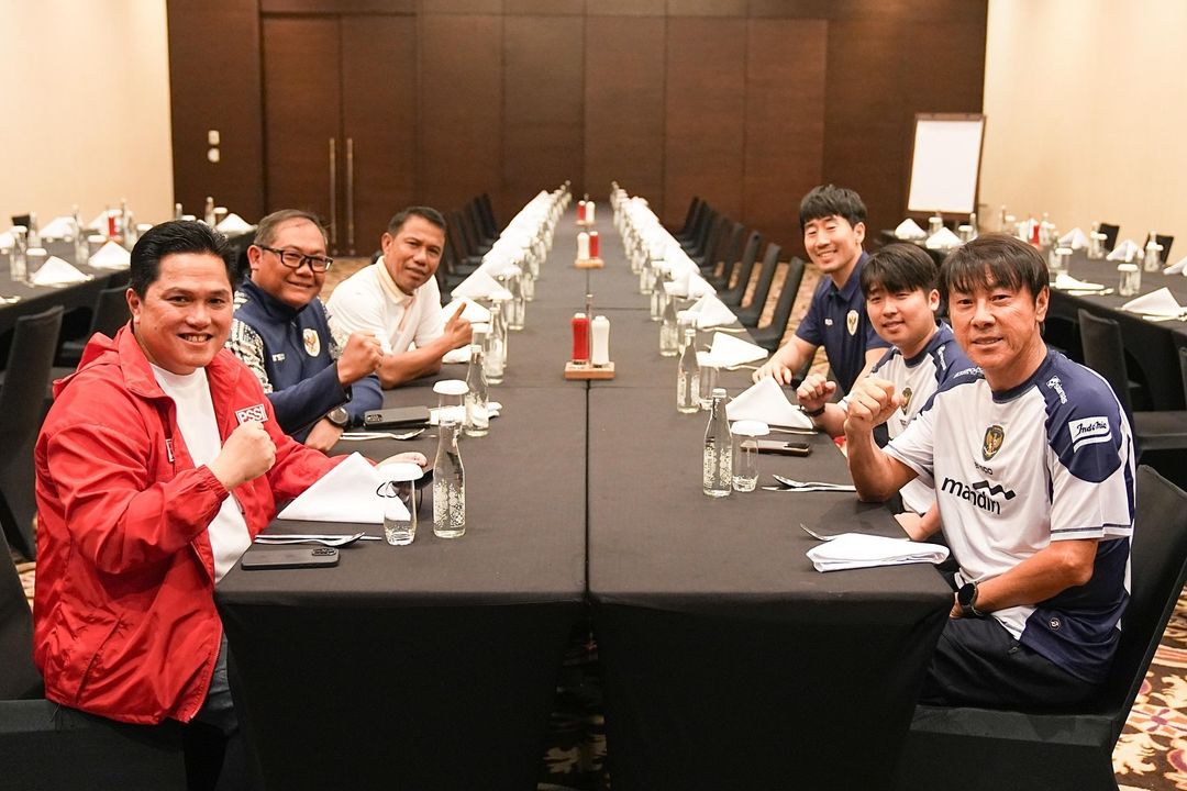 persiapan Erick thohir bersama Coach Shin Tae-Yong dalam menghadapi Timnas Australia sumber: https://www.instagram.com/p/C_m8LvLRmbr/?utm_source=ig_web_copy_link&igsh=MzRlODBiNWFlZA==
