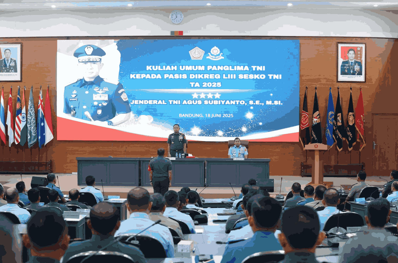 Jenderal TNI Agus Subiyanto memberikan kuliah umum kepada 212 Perwira Siswa Dikreg LIII Sesko TNI TA 2025. Foto: tni.mil.id