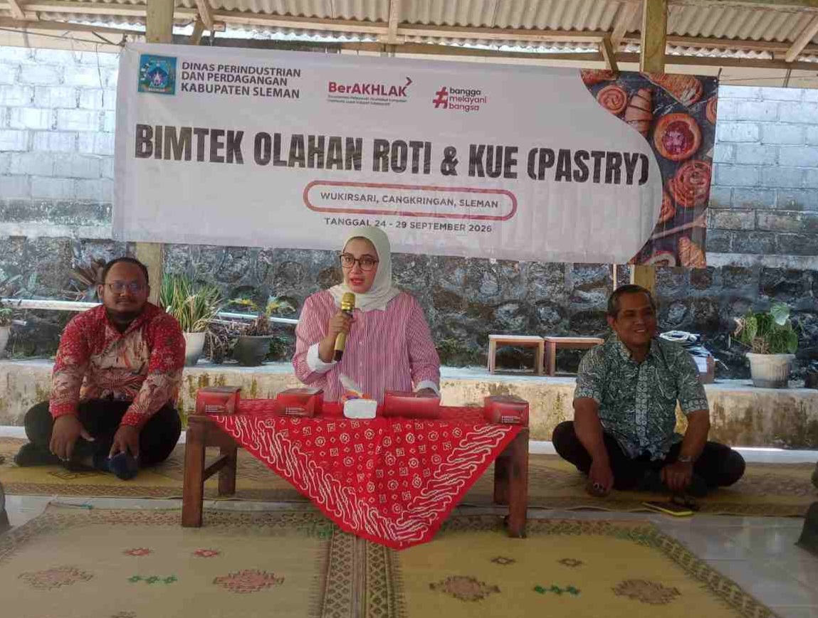 Wakil Ketua I DPRD Sleman, Ani Martanti, S.T. (tengah), didampingi Ilham Agus Prasetyo dari DBM Academy (kiri) dan Priyo Sulaksono dari Disperindag Kabupaten Sleman (kanan) saat membuka Bimtek Olahan Roti dan Kue (Pastry) di Pendopo Huntap Dongkelsari, Wukirsari, Cangkringan, Sleman, Kamis (24/9/2026). (Foto: Dok. DBM Academy)