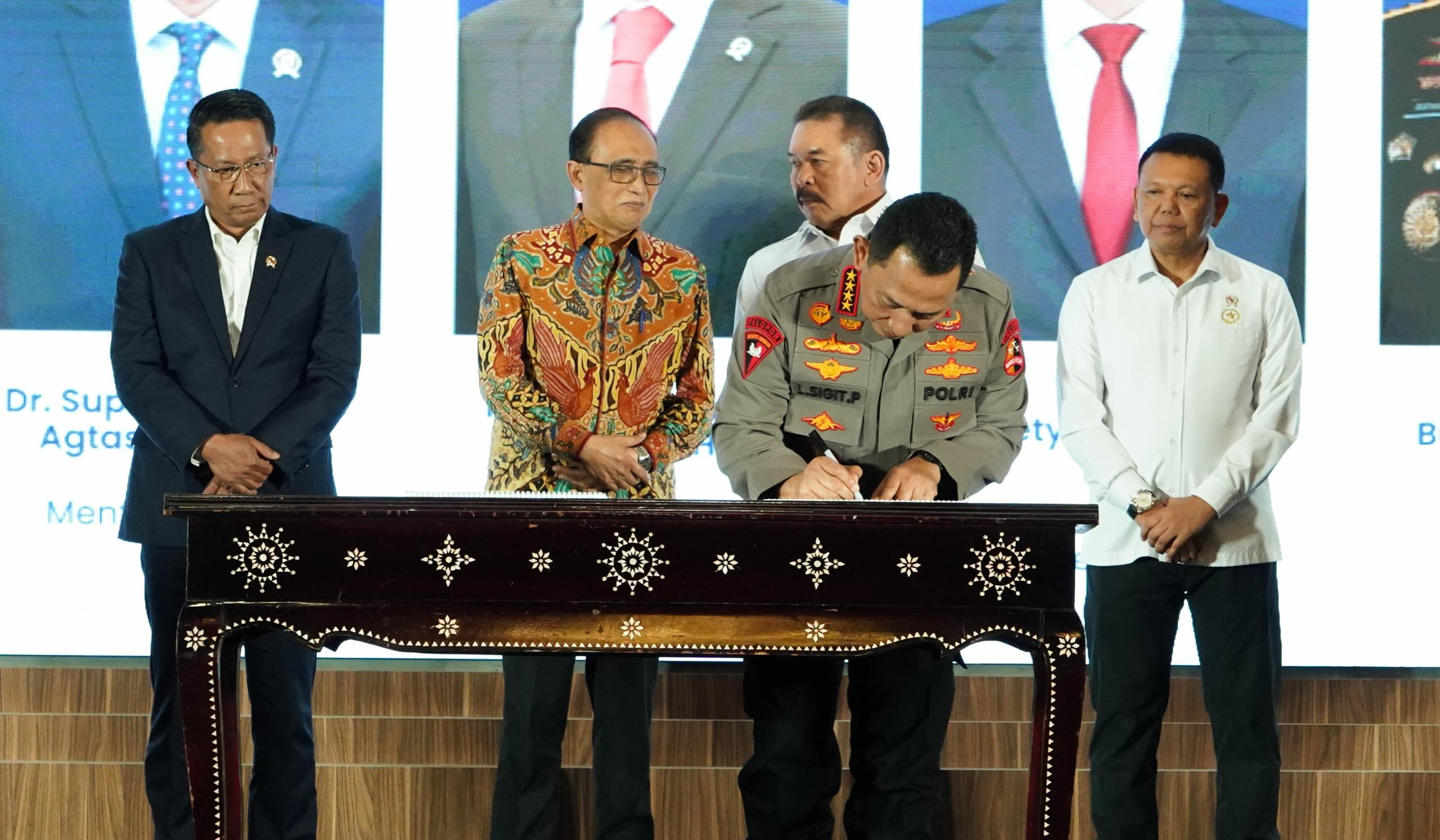 Penandatanganan Naskah Daftar Inventarisasi Masalah (DIM) Rancangan Undang-Undang (RUU) KUHAP. Foto: kemenkum.go.id