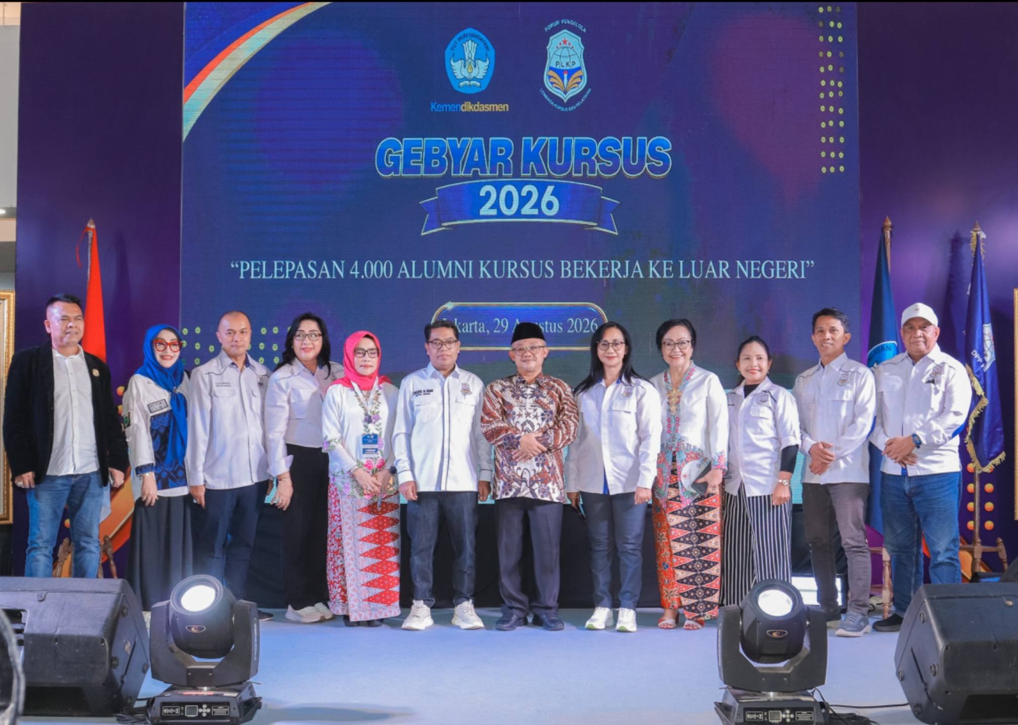 Menteri Pendidikan Dasar dan Menengah (Mendikdasmen) Prof. Abdul Mu’ti (tengah) berfoto bersama Ketua Umum DPP FPLKP Zoelkifli M. Adam beserta jajaran Ketua dan Pengurus DPD Forum PLKP utusan daerah se-Indonesia usai pembukaan Gebyar Kursus 2026 di Plaza Festival, Jakarta, Sabtu (29/8/2026). Foto: Dok. Tim Media Forum PLKP