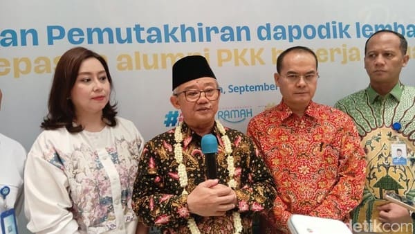 Mendikdasmen Abdul Mu’ti (tengah) meresmikan Pemutakhiran Dapodik Lembaga Kursus dan Pelepasan 2.883 Alumni PKK ke Luar Negeri di LKP Puspita Martha Internasional Beauty School, Jakarta, Kamis (17/9/2026). (Foto: Dok. Ditsuslat Kemendikdasmen)