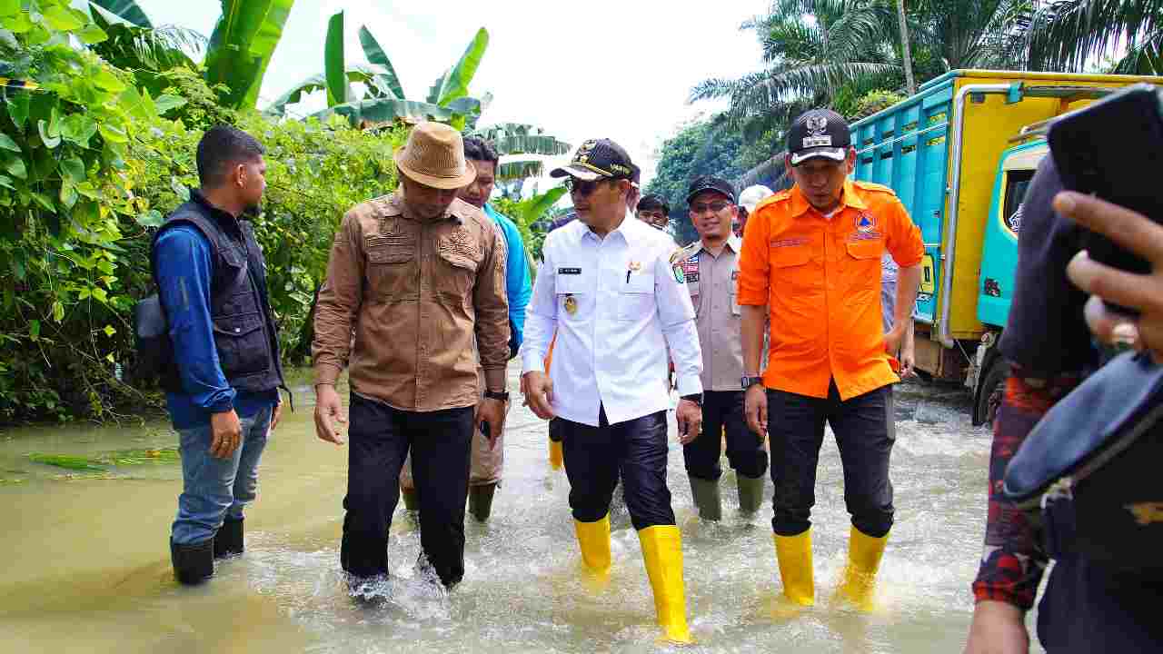 Wakil Bupati Muba, Rohman, meninjau kondisi banjir di Kecamatan Tungkal Jaya, Kamis (10/04). Foto: dok. Diskominfo Muba