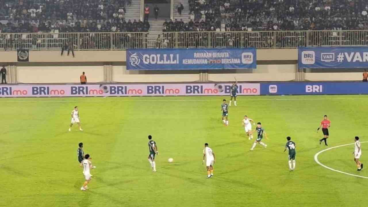 Dewa United FC berhasil meraih kemenangan tipis 1-0 atas PSS Sleman dalam laga lanjutan Liga 1 musim 2024/2025 di Stadion Maguwoharjo, Sleman, pada Kamis (17/4/2025) malam. Foto: dok. Serly Putri Jumbadi/detikJogja.