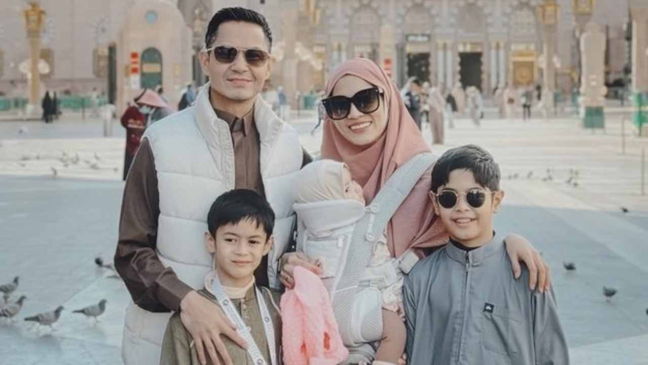 Dude Harlino Ukir Momen Terindah 2025, Haru Bawa Alyssa Soebandono dan Ketiga Buah Hati Menyentuh Ka'bah. Foto: dok. Instagram