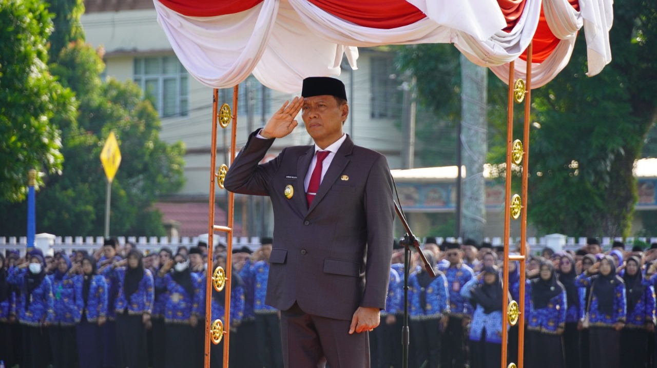 Pemerintah Kabupaten Ogan Komering Ilir (OKI) menggelar upacara peringatan Hari Pahlawan 10 November di halaman Kantor Bupati OKI, Minggu (10/11/2024). Foto: Dok. Diskominfo OKI
