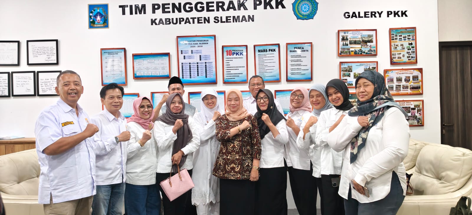 Panitia Mom Preneur Expo 2026 Kadin Sleman bersama Ketua TP PKK Kabupaten Sleman, Parmilah Harda Kiswaya. Kamis (22/10/2026). Foto: Dok. Kadin Sleman