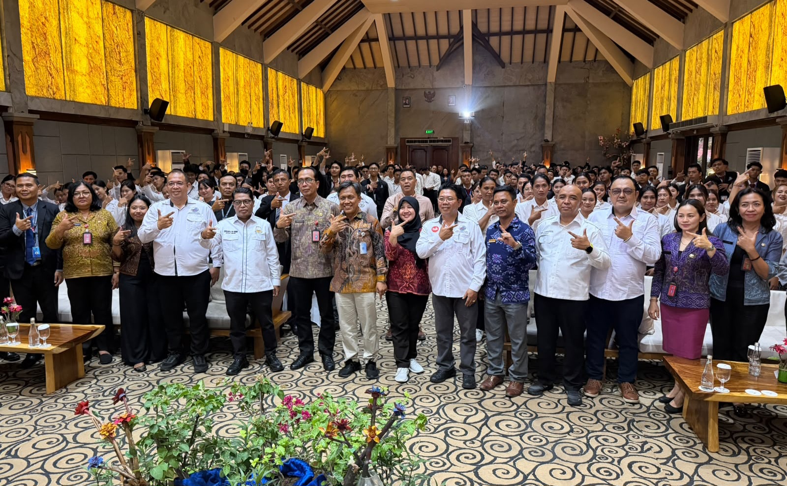 Peserta uji kompetensi berfoto bersama dengan tamu undangan. (Foto: Dok LSK Perhotelan)