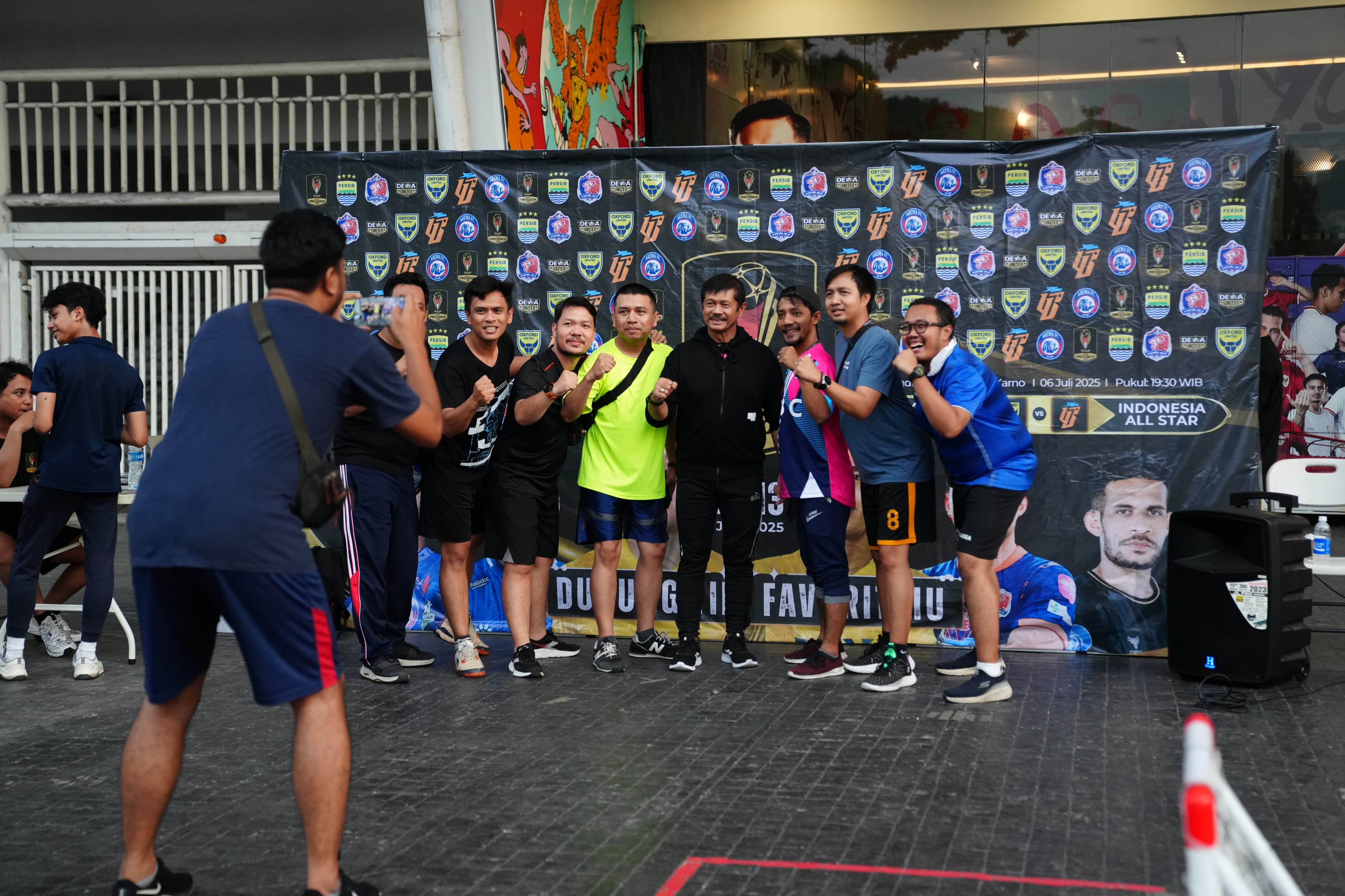 Sosialisasi Piala Presiden 2025 di depan Garuda Store, Kompleks GBK. Foto: pssi.org
