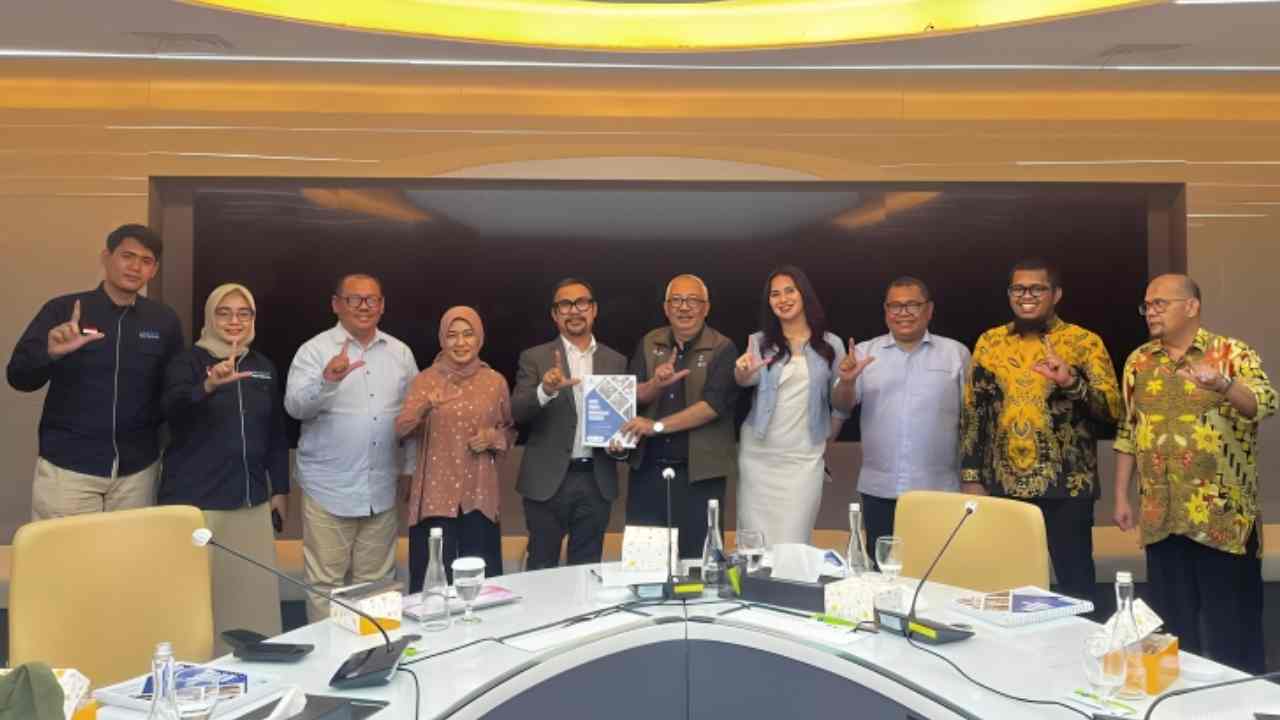 Dewan Pimpinan Pusat Generasi Digital Indonesia (GRADASI) dipimpin langsung Ketua Umum Upi Asmaradhana melakukan audiensi dengan Kementrian Komunikasi Digital (KomDigi) di Kantor Komdigi, Jakarta, Kamis 17 April 2025. Foto: dok. DPP GRADASI