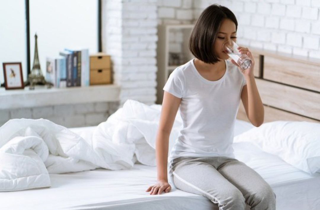 Gambar Bangun Tidur Minum Air Putih. Sumber : alodokter.com