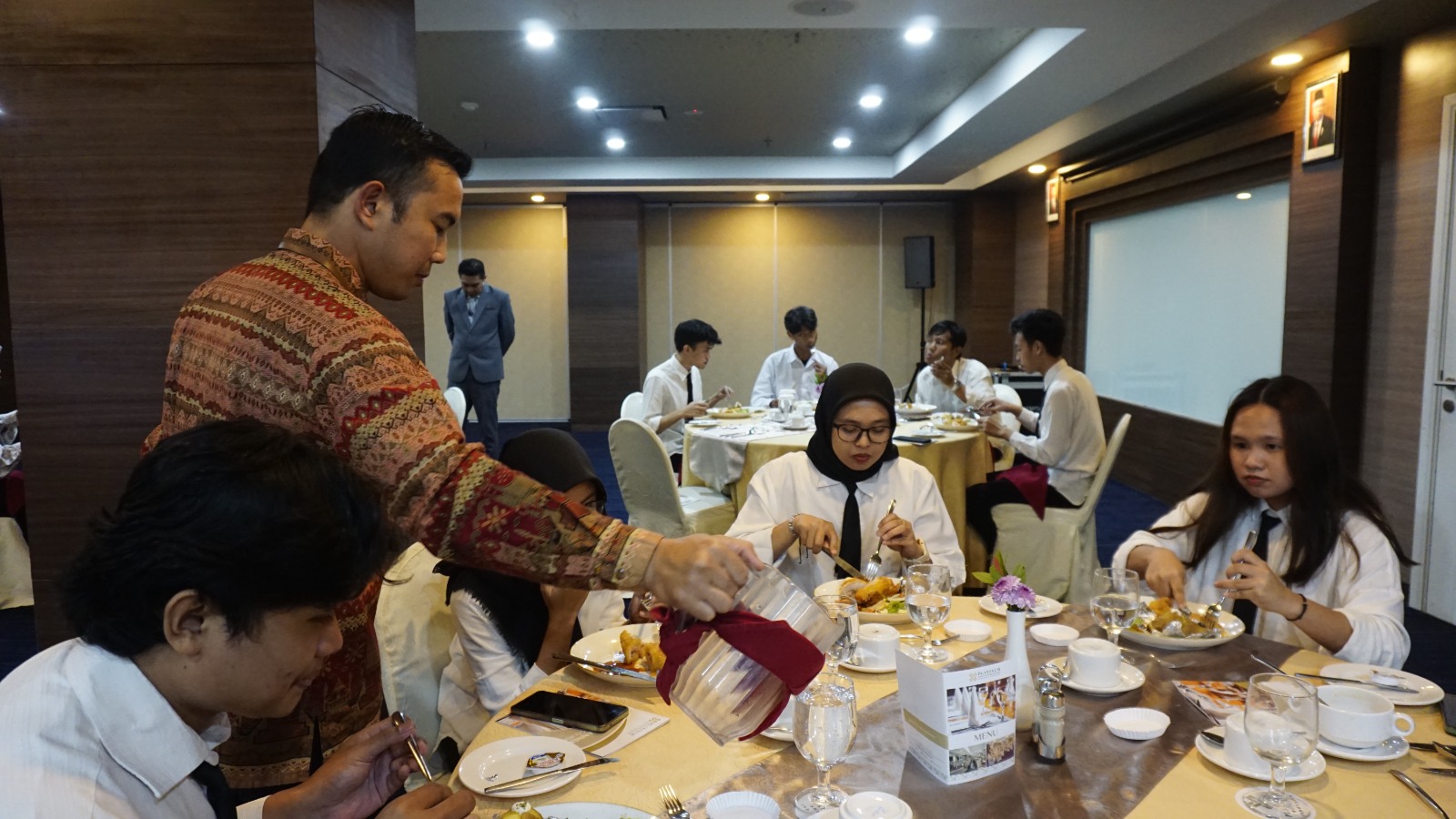 Suasana praktik table manner. Foto : Jogja Culinary School