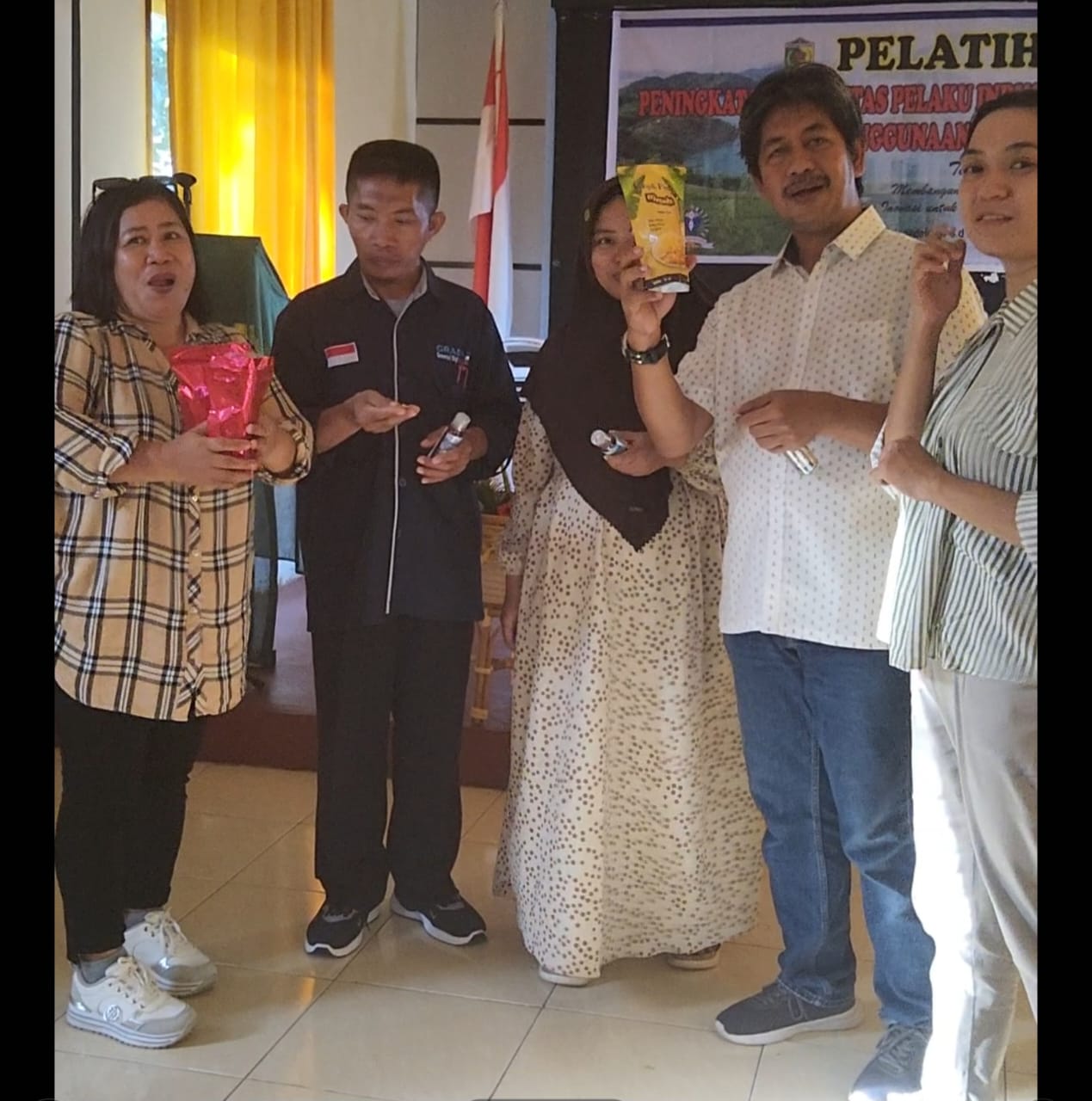 Pelaku usaha di Kabupaten Morowali Utara berdiskusi tentang Kualitas Produk. Foto : Budiman