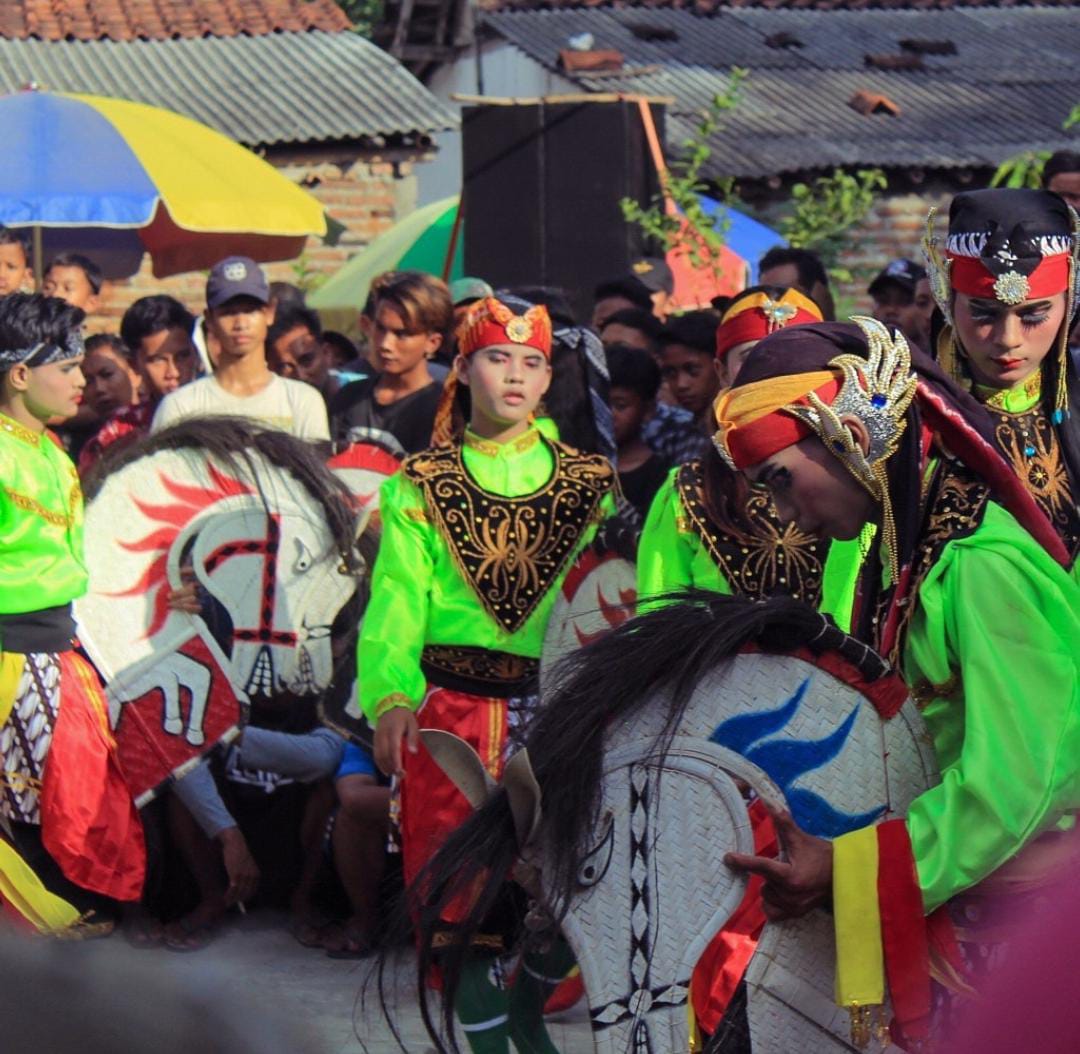 Pertunjukan Ebeg di Desa Tinggarjaya. Foto : Instagram @instajatilawang