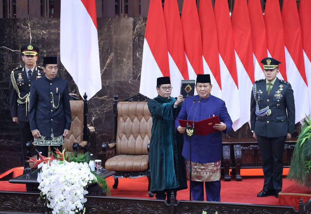 Presiden Prabowo Subianto mengucapkan sumpah jabatan dalam sidang paripurna MPR dengan agenda pelantikan Presiden dan Wakil Presiden Republik Indonesia masa bakti 2024-2029 di Gedung Nusantara, Kompleks Parlemen, Senayan, Jakarta, Minggu (20/10/2024). Foto: Instagram @Prabowo Subianto