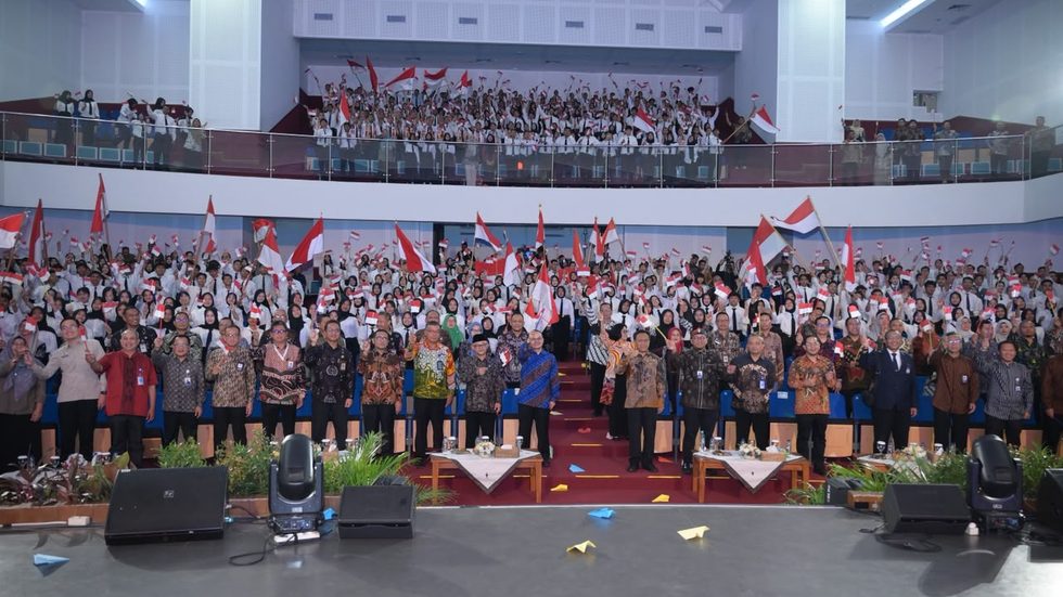 Menteri Pendidikan Dasar dan Menengah (Mendikdasmen) Abdul Mu’ti bersama jajaran pejabat daerah dan ribuan lulusan SMK serta LKP berfoto bersama sembari mengibarkan bendera Merah Putih dalam acara Pelepasan Lulusan SMK dan LKP Bekerja di Luar Negeri yang dipusatkan di Sleman, Daerah Istimewa Yogyakarta (DIY), Kamis (29/10). (Dok. Kemendikdasmen/Istimewa) 
