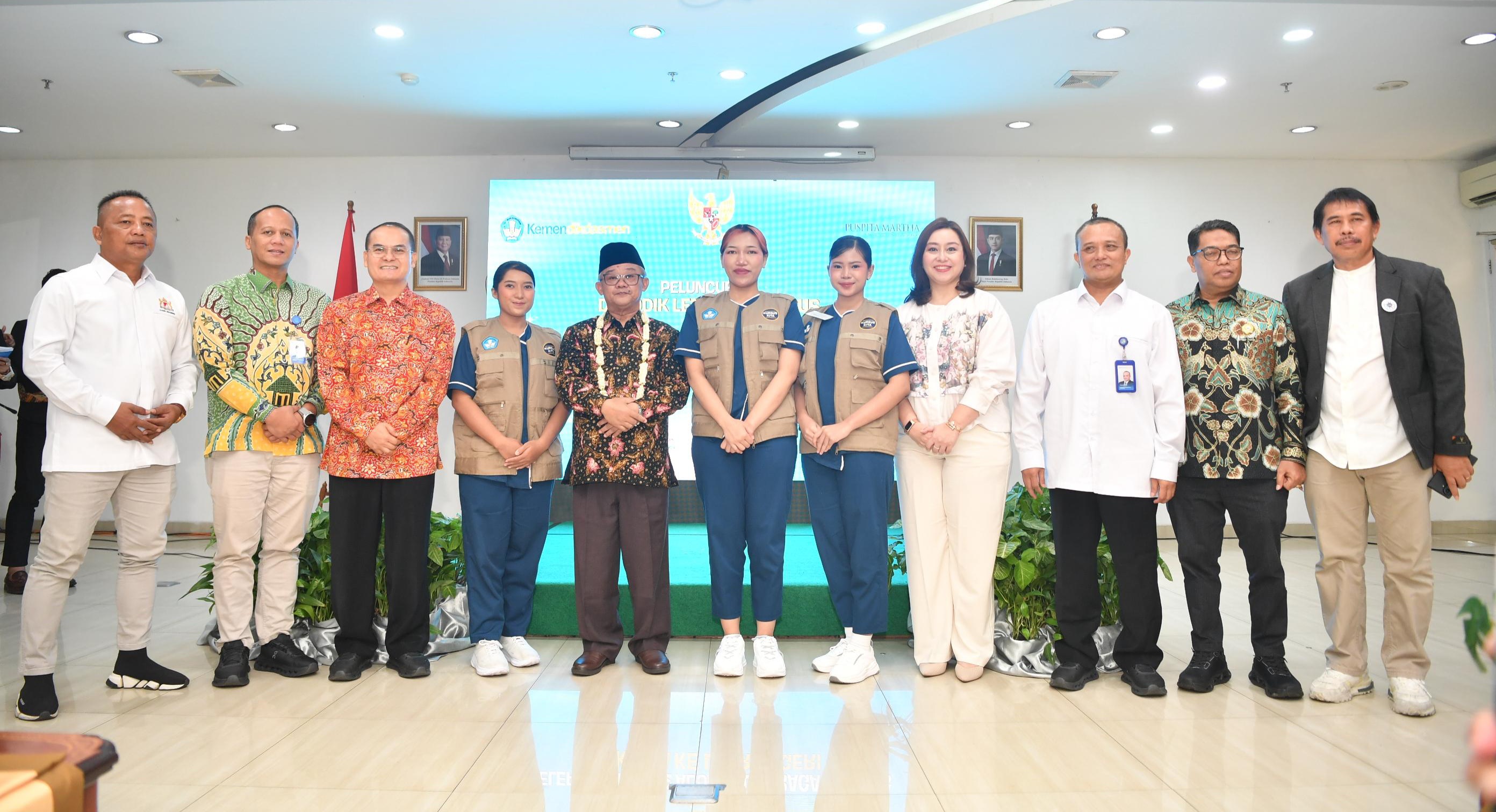Menteri Pendidikan Dasar dan Menengah (Mendikdasmen) Abdul Mu’ti (tengah) berfoto bersama Dirut LKP Puspita Martha Wulan Maharani Tilaar (empat kanan), jajaran pejabat Kemendikdasmen, serta perwakilan alumni usai acara Pelepasan Alumni Program Pendidikan Kecakapan Kerja (PKK) ke Luar Negeri di LKP Puspita Martha International Beauty School, Jakarta, Kamis (17/9/2026). (Foto: Dok. Ditsuslat Kemendikdasmen)