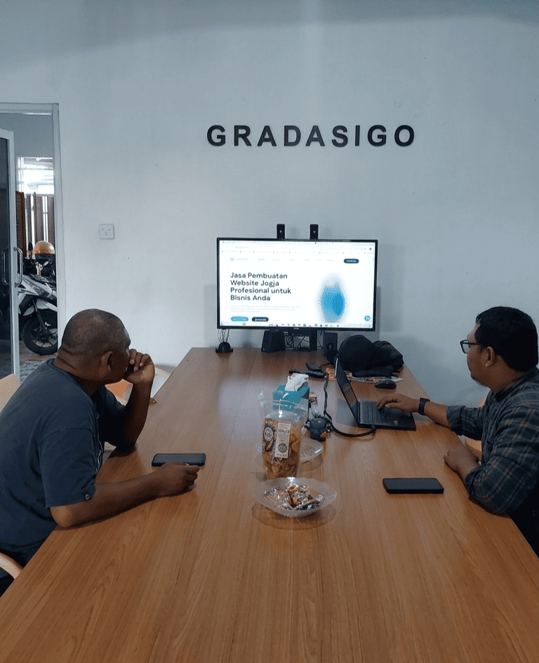 Tim Gradasigo berdiskusi dengan Miftah Yahya mengenai transformasi digital gradasigo.com di Kantor Yogyakarta, Selasa (31/3/2026). (Foto: Istimewa)