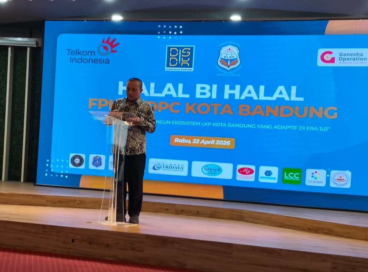 Direktur Kursus dan Pelatihan Kemendikdasmen, Yaya Sutarya, memberikan sambutan dalam acara Halalbihalal Forum Pengelola Lembaga Kursus dan Pelatihan (PLKP) Kota Bandung di Graha Merah Putih Telkom Indonesia, Rabu (22/4/2026). Dalam kesempatan tersebut, ia menegaskan pentingnya peran LKP dalam menciptakan tenaga kerja yang adaptif dan kompetitif guna menghadapi era Digital 5.0. Foto: Dok Forum PLKP Kota Bandung