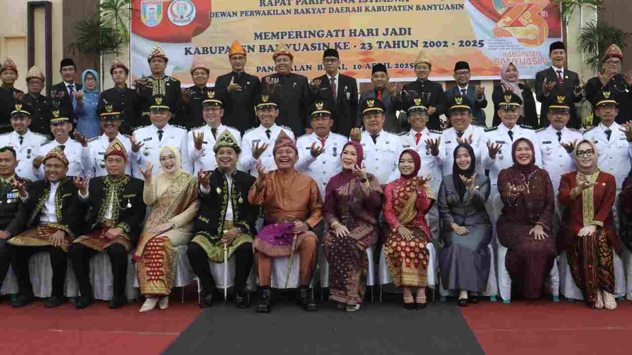 Gubernur Sumatera Selatan, H. Herman Deru, yang hadir dalam Rapat Paripurna Istimewa DPRD Kabupaten Banyuasin, Kamis (10/04). Foto: dok. Humas Pemprov Sumsel.