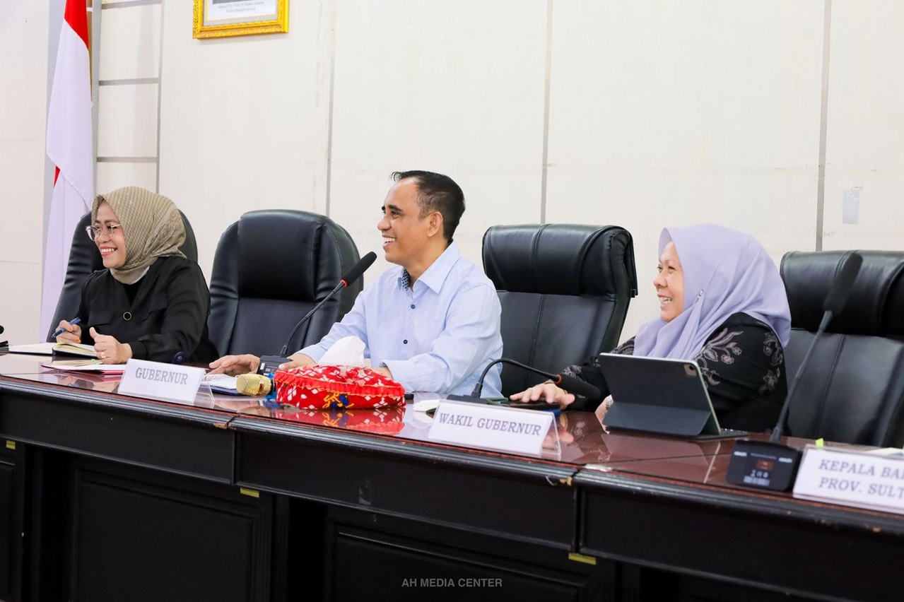 Gubernur Sulawesi Tengah, Anwar Hafid, bersama Wakil Gubernur dr. Reny Lamadjido, memimpin langsung rapat penyusunan RPJMD yang berlangsung di ruang rapat Polibu, Kantor Gubernur Sulteng, pada Sabtu (08/03/25).Foto : wa.netiz.id