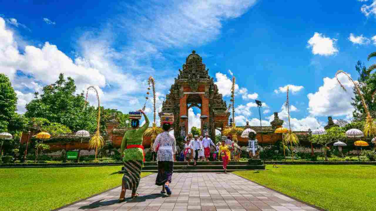 Hari Raya Galungan Dirayakan Umat Hindu Bali Hari Ini: Rayakan Kemenangan Dharma dan Makna Spiritual Penjor. Foto: Dok. Freepik/tawatchai07