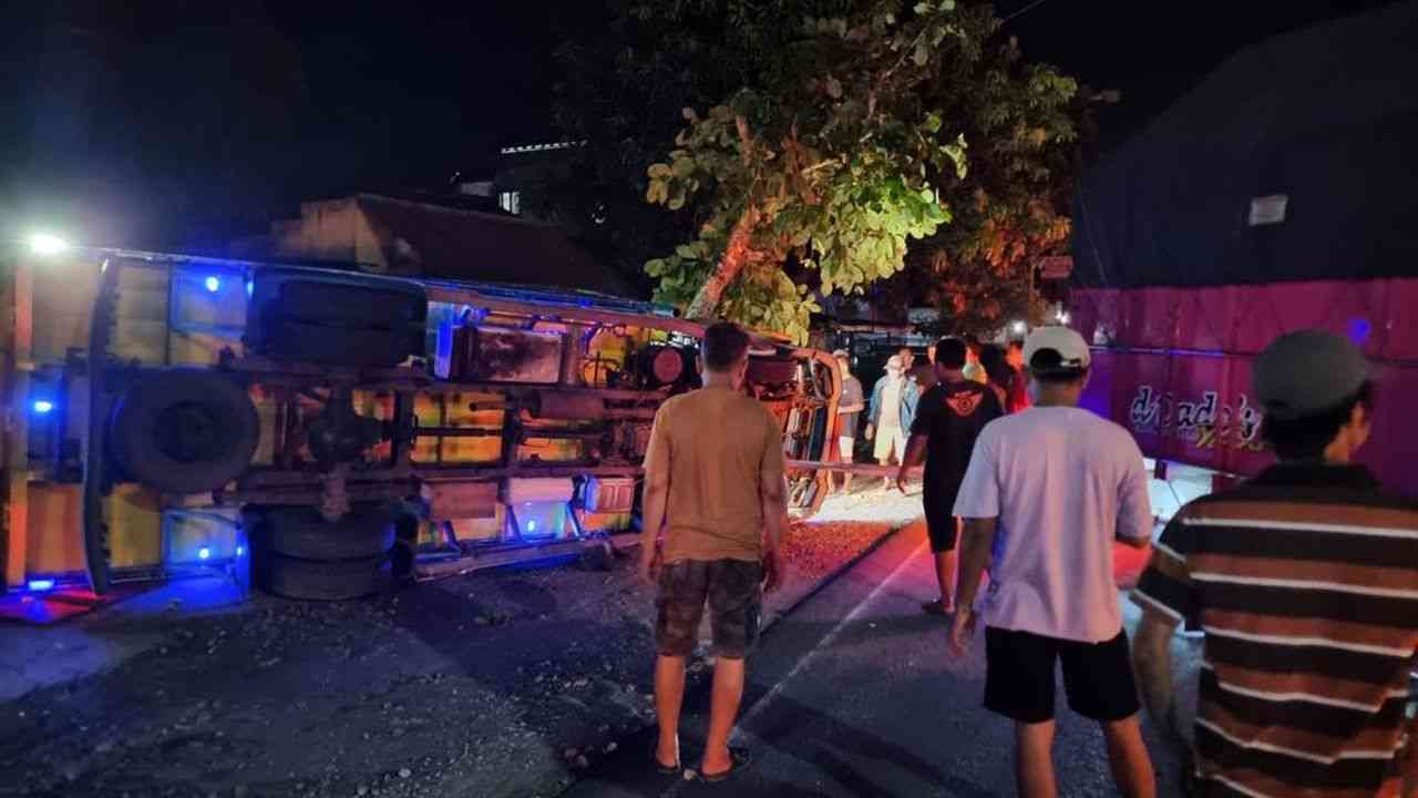 Kondisi truk yang mengalami kecelakaan lalu lintas tunggal di Galur, Kulon Progo, Kamis (17/4/2025). Foto: Dok Polres Kulon Progo.