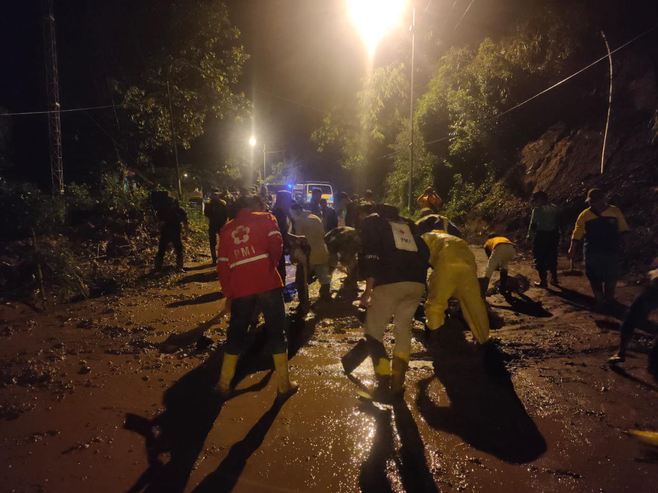 Tim gabungan dari BPBD Mojokerto, TNI, Polri, dan relawan segera diterjunkan ke lokasi untuk melakukan pembersihan material longsor dan evakuasi korban. Foto : suaramojokerto