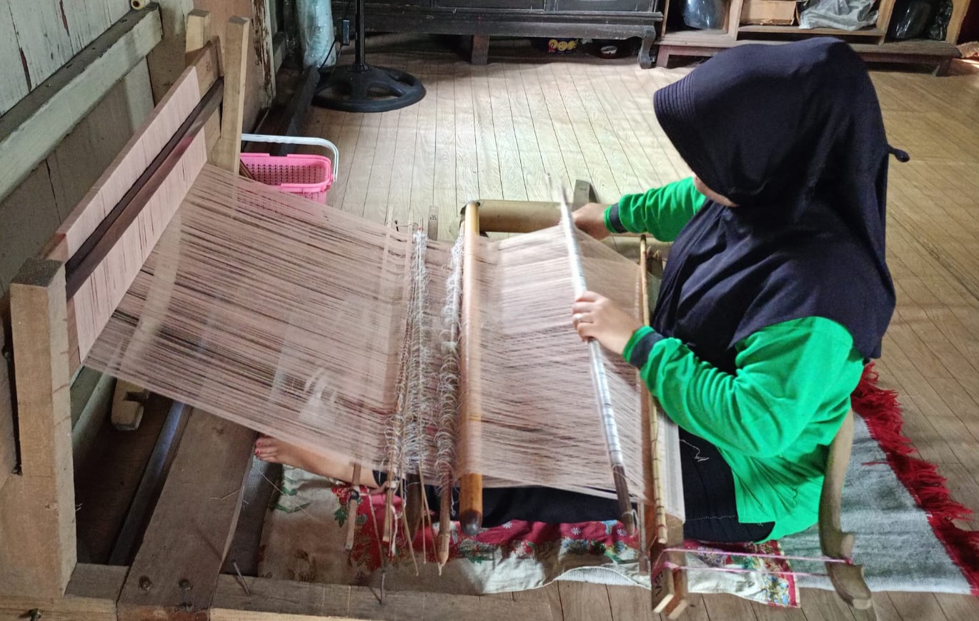 Remaja OKI Belajar Melestarikan Tenun Melalui Program Bantuan PKW. Foto: Dok Pribadi