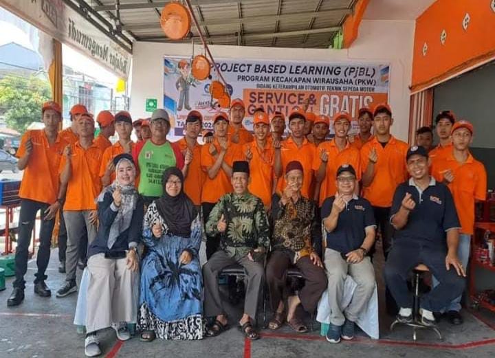 Direktur LKP RCM Riau Amiruddin M Amin SE MM (duduk dua kanan), Ketua RW 13 juga sebagai Sekretaris I MUI Riau Dr H Hasyim SPdI MA (tiga kiri) foto bersama. (*1/Riau Pos )