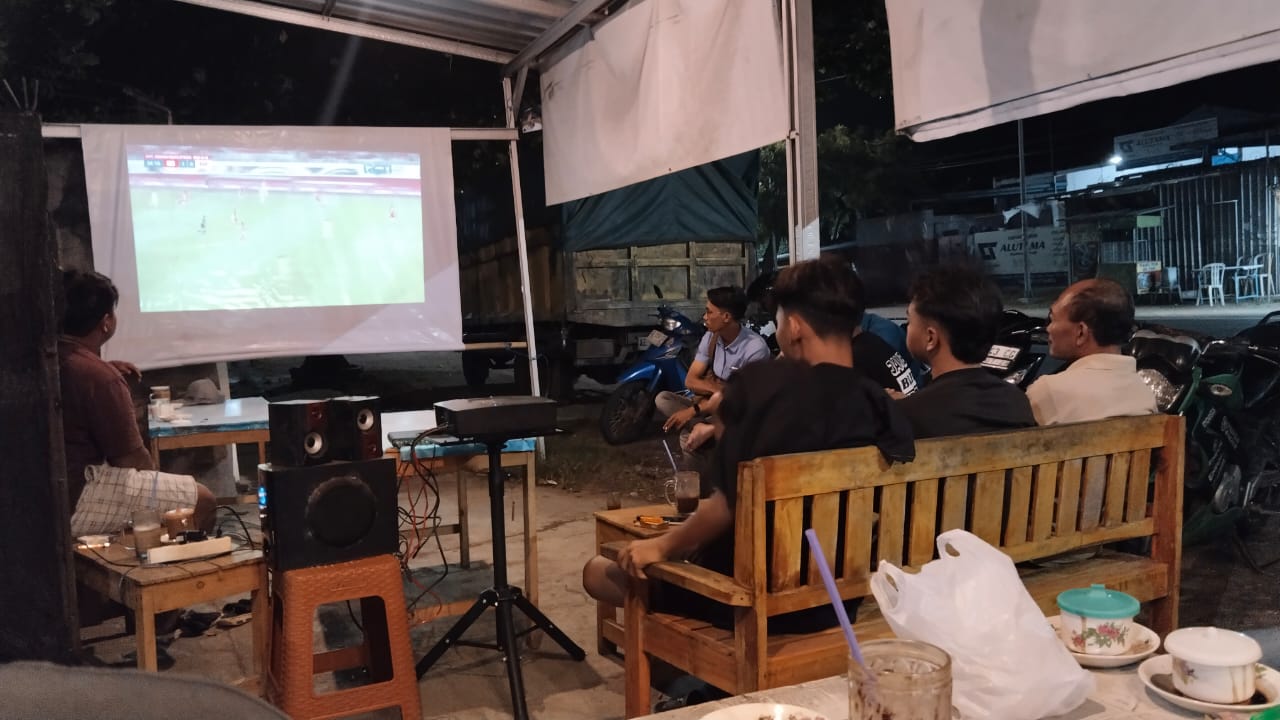 Keseruan Nobar Timnas Indonesia vs Bahrain. Foto : dok Pribadi