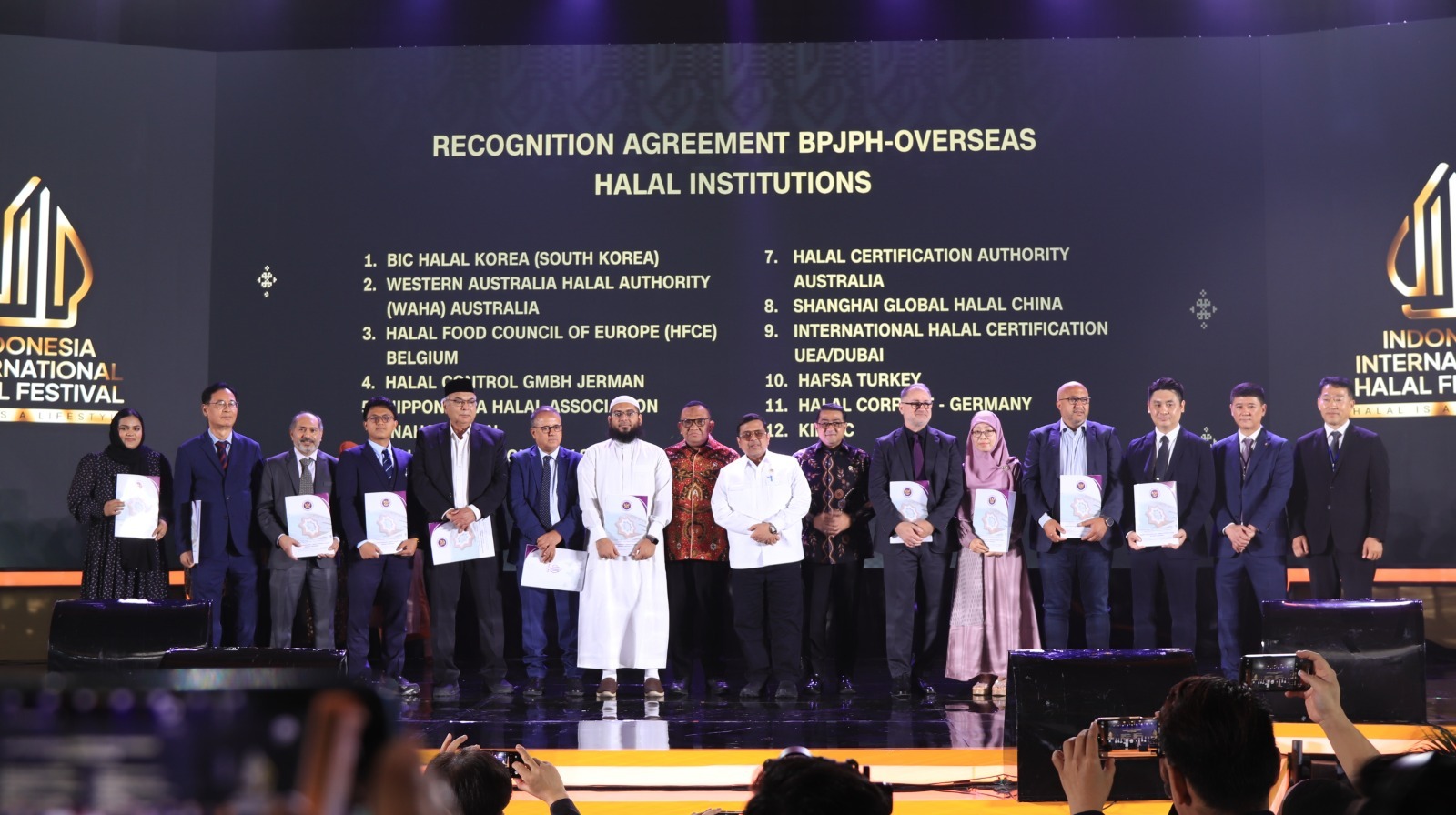 Kerja sama tersebut terdiri dari 16 Memorandum of Understanding (MoU) dan 11 Mutual Recognition Agreement (MRA) antara BPJPH dengan Lembaga Halal dari luar negeri pada acara IIHF 2025. (Foto:Humas BPJPH)