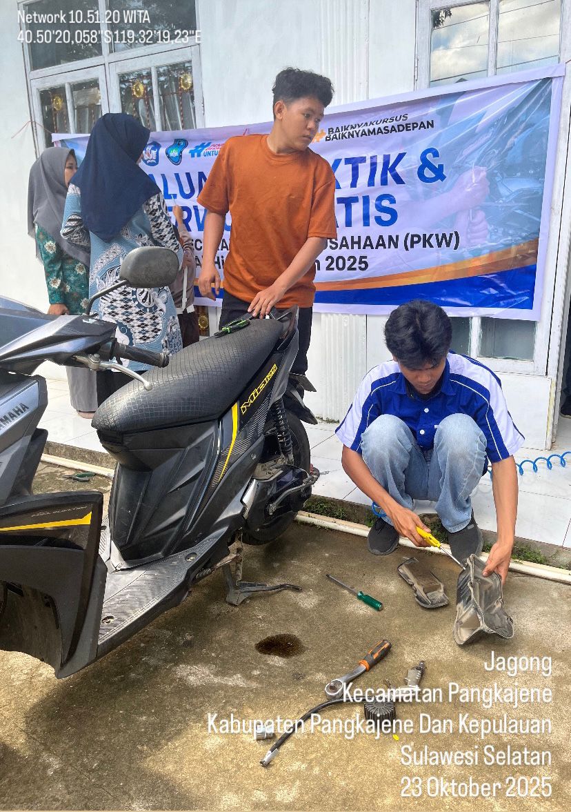 Peserta Didik Program PKW Teknisi Sepeda Motor di LKP Al Himmah Pangkep, Sulawesi Selatan. Foto: Dok LKP Al Himmah