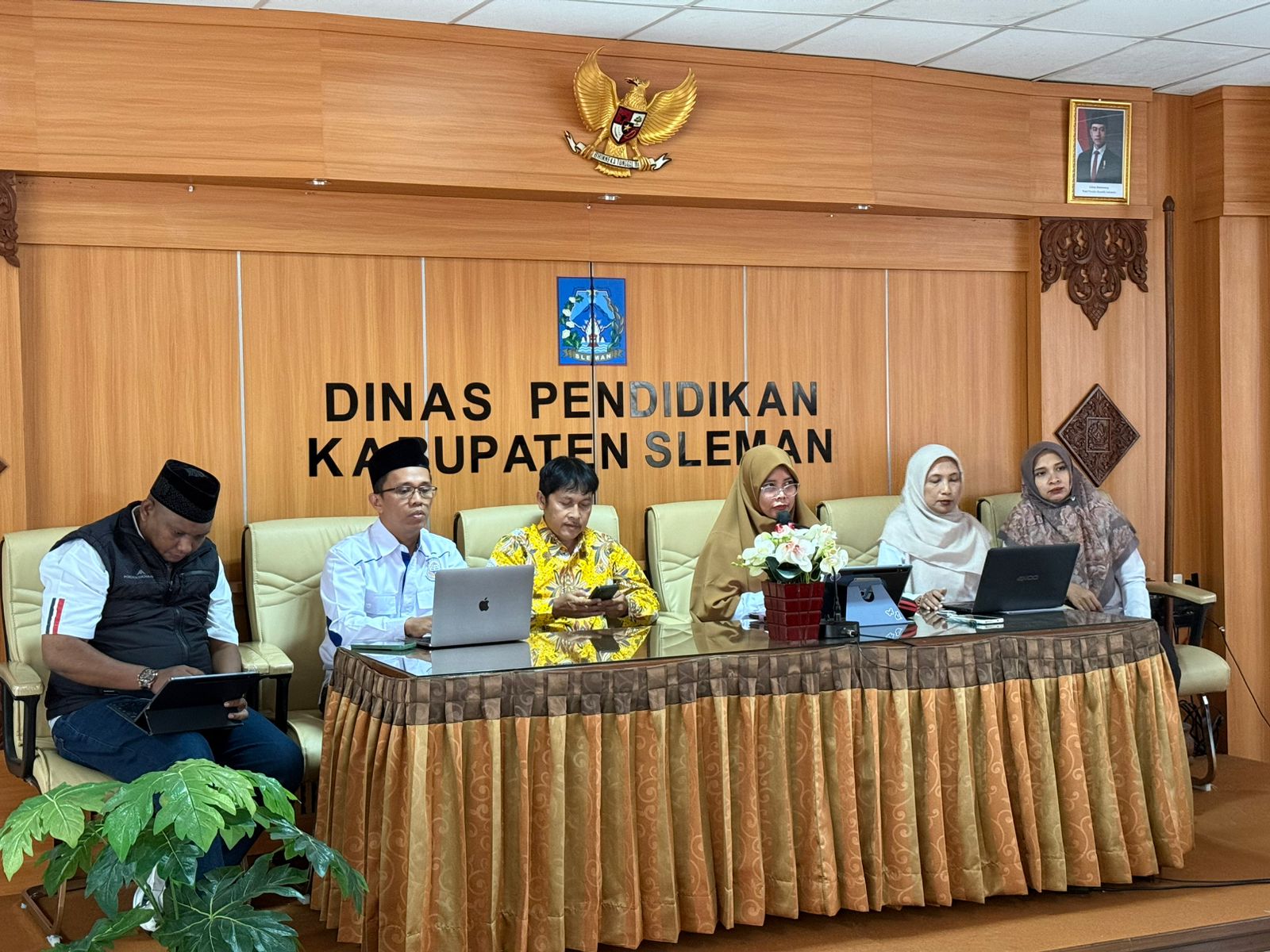Kabid Paud dan Dikmas Dinas Pendidikan Kabupaten Sleman bersama Forum PLKP Sleman melakukan Sosialisasi Permendikdasmen Nomor 24 Tahun 2025 tentang Lembaga Kursus kepada 40 Lembaga Kursus di Sleman, di Aula Ki Hajar Dewantara Dinas Pendidikan Sleman, (Rabu, 14/1/2026). Foto: Dok Forum PLKP Sleman