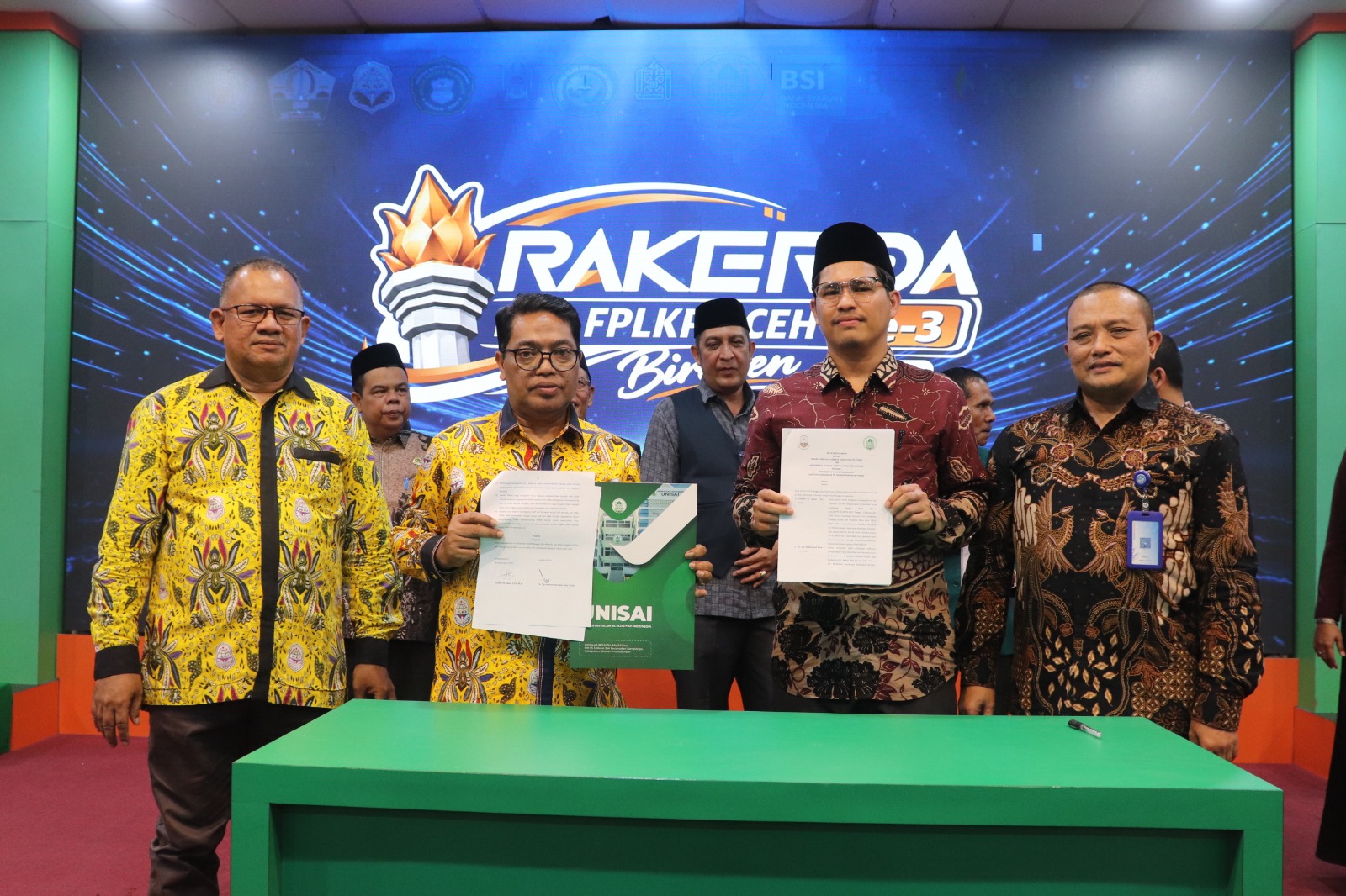 Ketua DPP FPLKP H. Zoelkifli M. Adam (kiri) bersama Direktur Kursus dan Pelatihan Kemendikdasmen RI Dr. Yaya Sutarya, M.Pd (kanan), saat menyaksikan prosesi pengukuhan kerja sama peningkatan mutu vokasi pada Rakerda ke-3 FPLKP Aceh di Bireuen. (Foto: Dok. Forum PLKP Aceh)