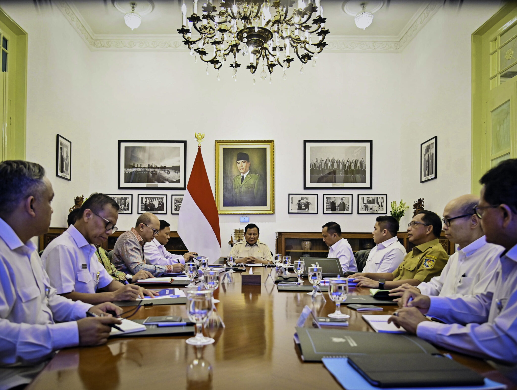 Presiden Prabowo Pimpin Rapat Terbatas Pembentukan Tanggul Laut di Pulau Jawa. Foto: BPMI Setpres