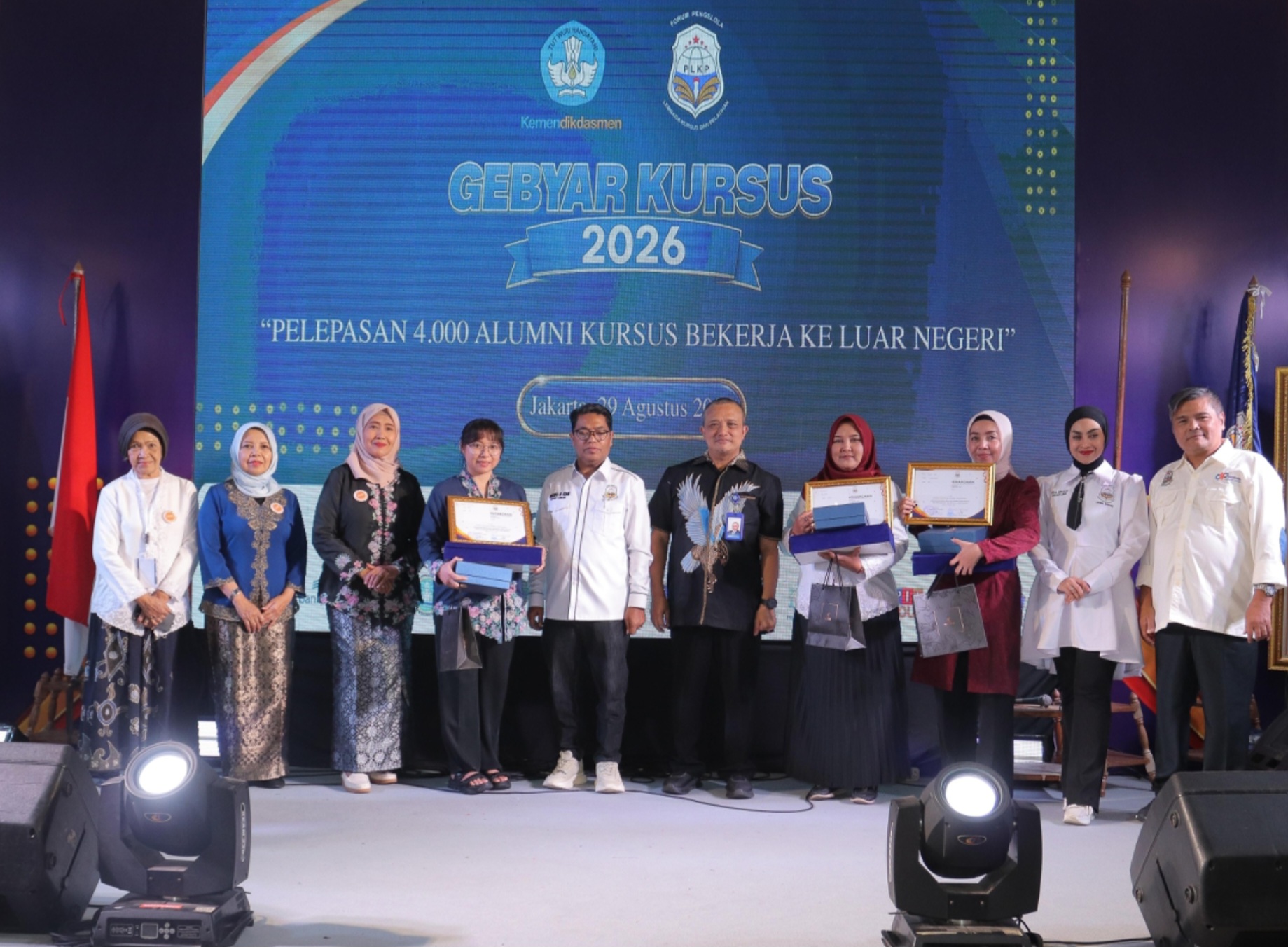 Para pemenang Lomba Membuat Hantaran 2026 berfoto bersama Direktur Kursus dan Pelatihan Kemendikdasmen Yaya Sutarya (tengah, kemeja batik), Ketua Umum IPHI Pancawati Iesje Leksmono (kiri), serta Ketua Umum Forum PLKP Zoelkifli M. Adam (tengah kiri, kemeja putih) usai penyerahan penghargaan pada panggung utama Gebyar Kursus 2026 di Plaza Festival, Jakarta, Sabtu (29/8/2026). (Foto: Dok. Tim Media Forum PLKP)