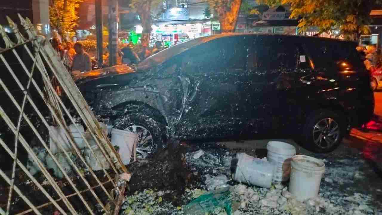 Innova hantam toko dan tabrak mobil-motor di Demangan, Jogja, Kamis (17/4/2024). Foto: dok. Polresta Jogja