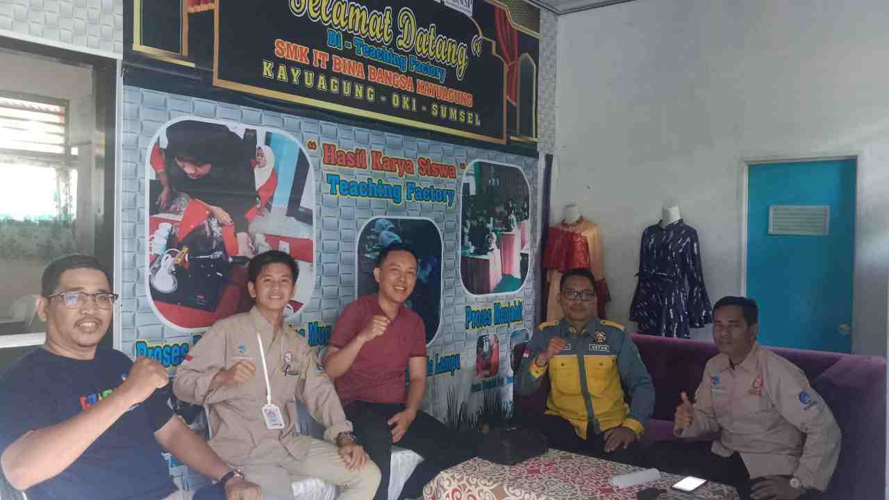 Inovasi Lampu LED Buatan Siswa SMK di OKI Curi Perhatian Ketua GRADASI Sumsel. Foto: GRADASI Sumsel